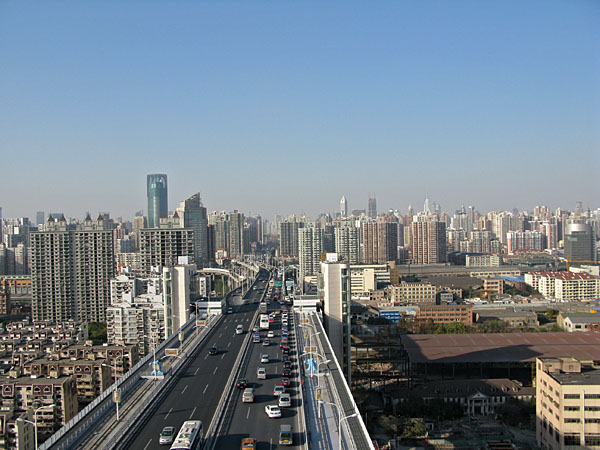 and climbed to the top of the Lulu bridge in Shanghai,