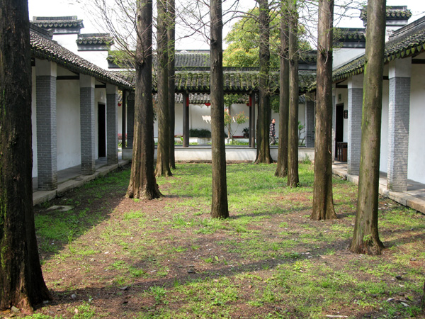 An inner courtyard of one of the many large residences